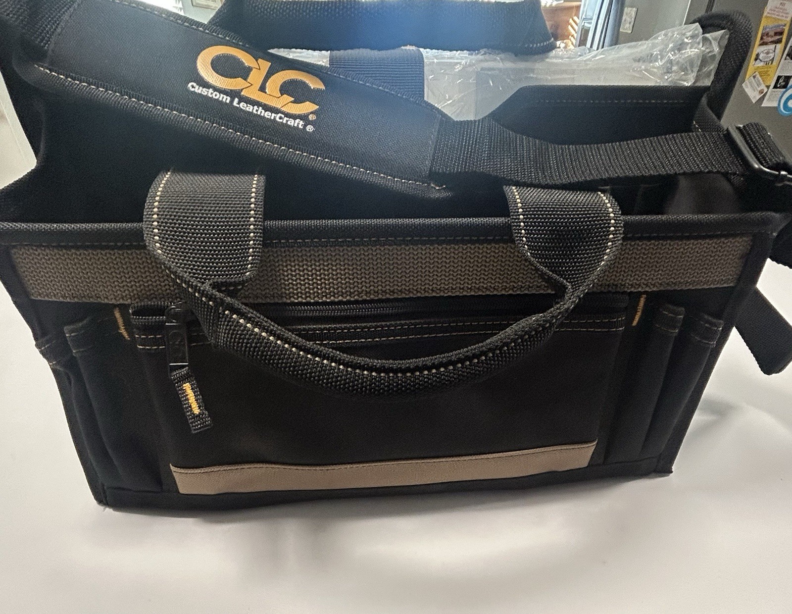 CLC Custom Leathercraft 1529 16-Pocket 16-inch Center Tray Tool Bag