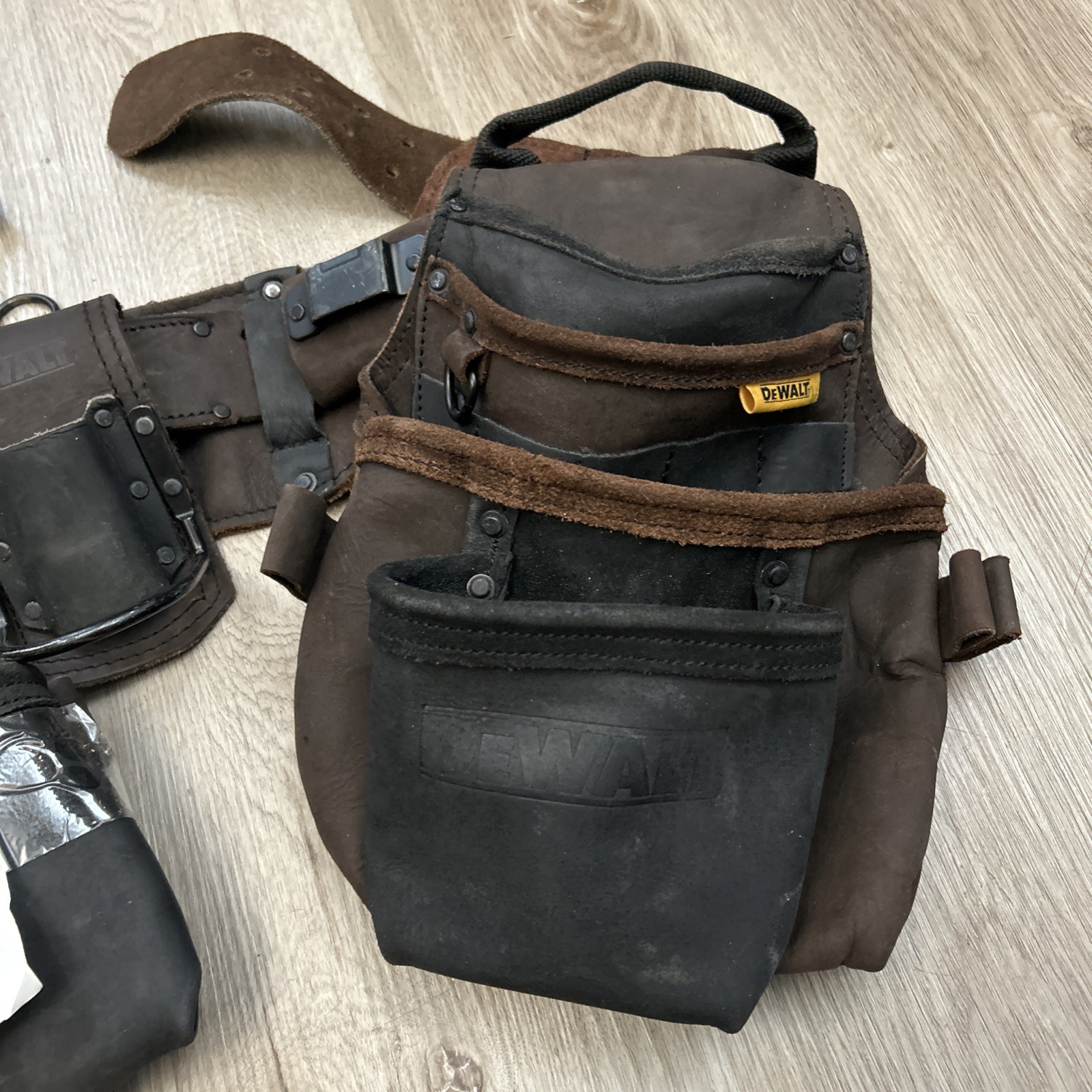 DeWalt Leather Tool Rig Belt Heavy Duty Multiple Pockets Adjustable DWST550113