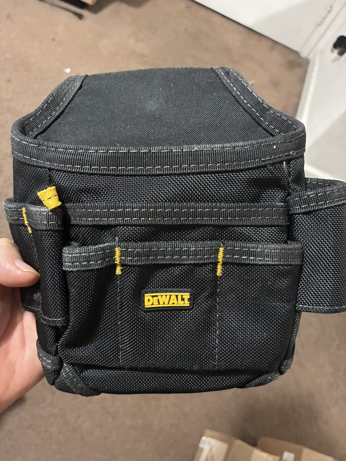 DEWALT Tool Belt Pouch Medium Black Polyester Utility Work Organizer Holster-use