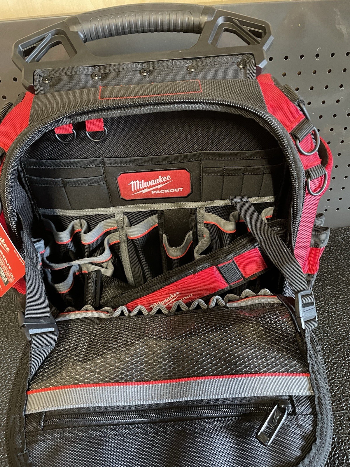 Milwaukee PACKOUT 15″ Structured Tool Bag – 48-22-8316