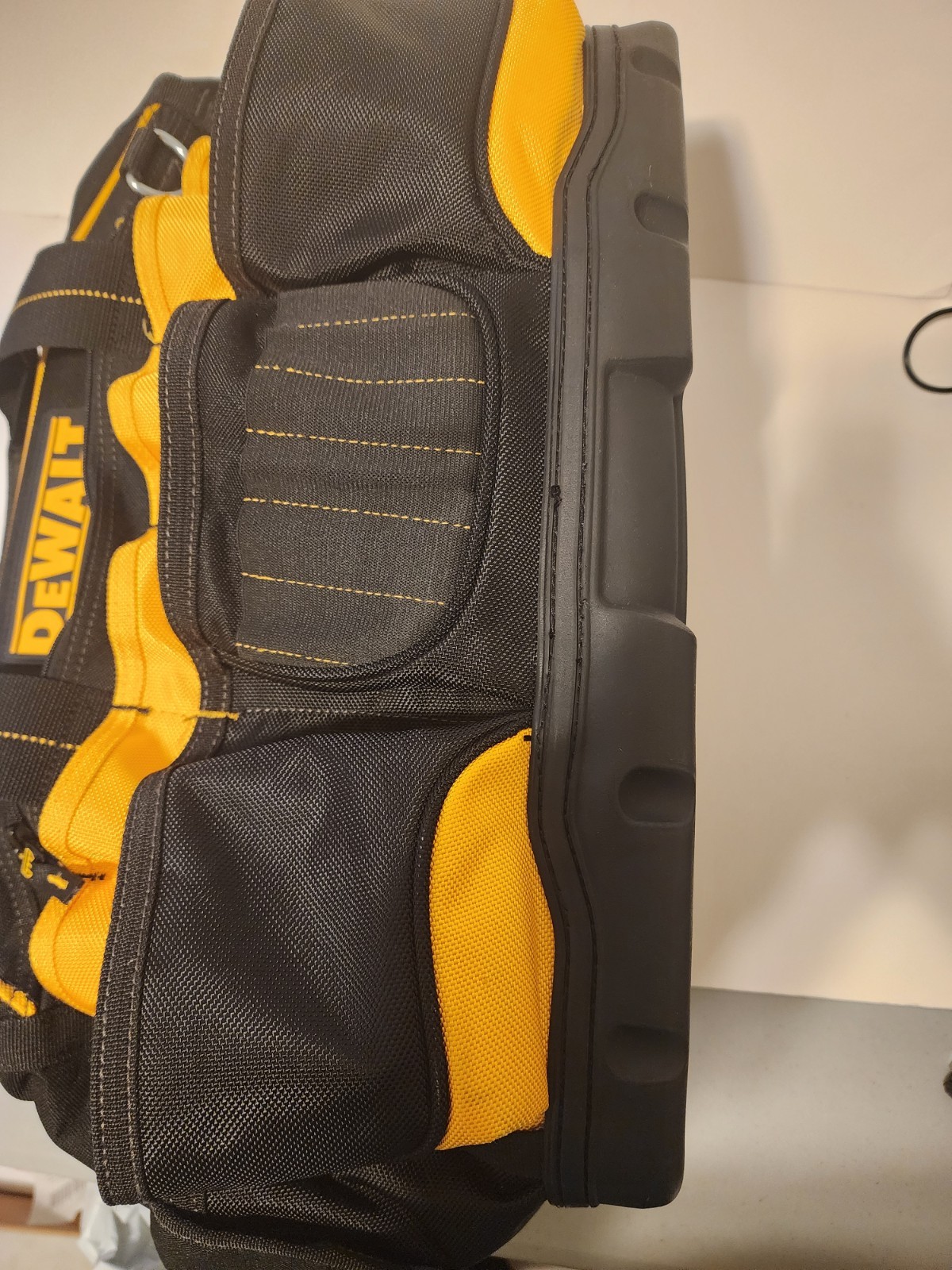 EUC DeWalt DG5528 18″ Closed Top Tool Bag Ballistic Poly Heavy Duty 33 Pockets
