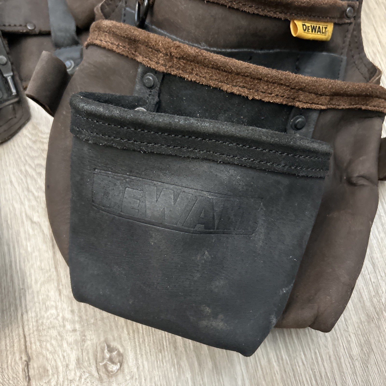 DeWalt Leather Tool Rig Belt Heavy Duty Multiple Pockets Adjustable DWST550113