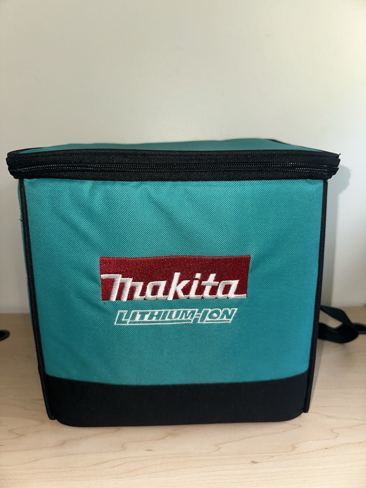 Makita 10″ Square Lithium-Ion Storage/Carry bag with Shoulder Strap and Dividers