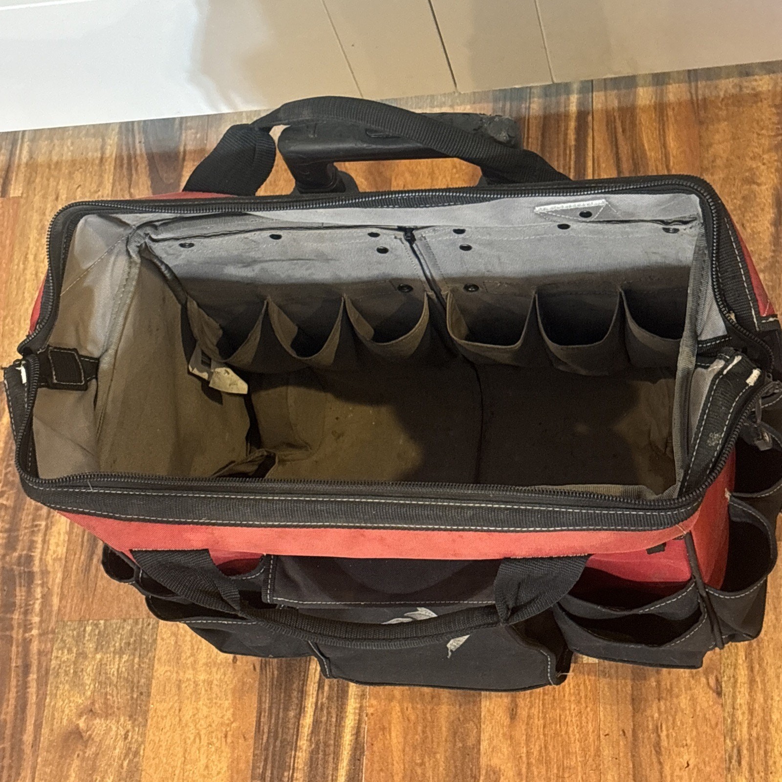 Husky GP-43196N13 18″ 600-Denier Red Contractor’s Rolling Tool Bag – Heavy Use