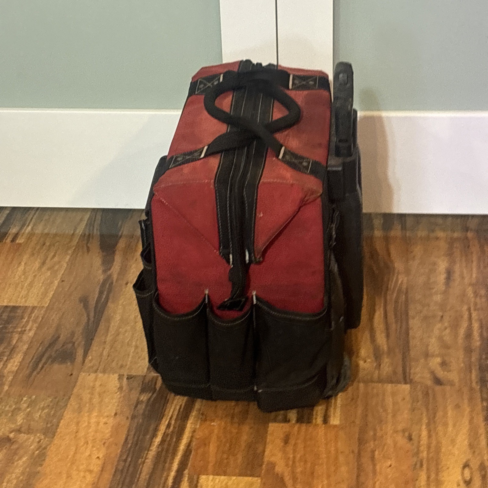 Husky GP-43196N13 18″ 600-Denier Red Contractor’s Rolling Tool Bag – Heavy Use