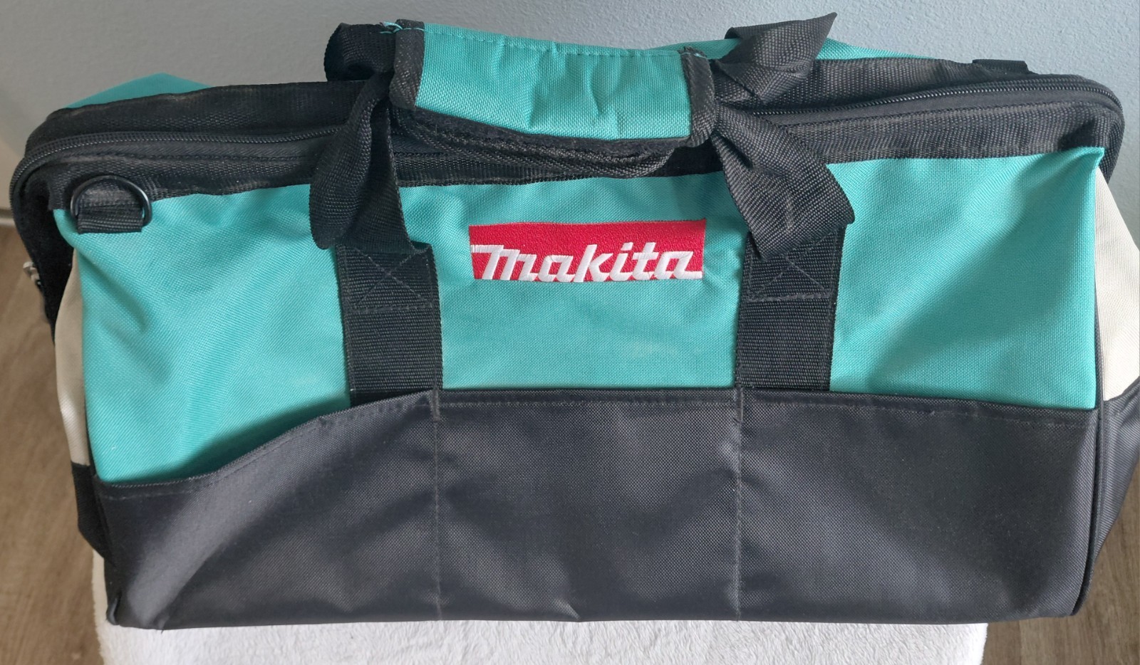 Heavy Duty Makita # 831303-9 -20″ Large Contractor Tool Bag. Clean!