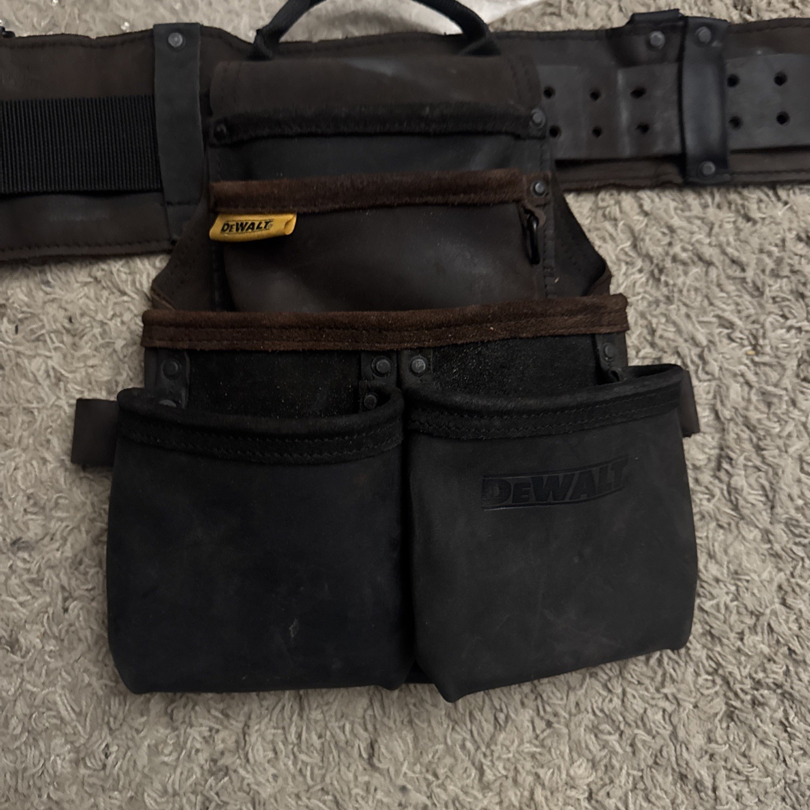 DeWalt DWST550113 Leather Tool Rig Apron 18-Pockets