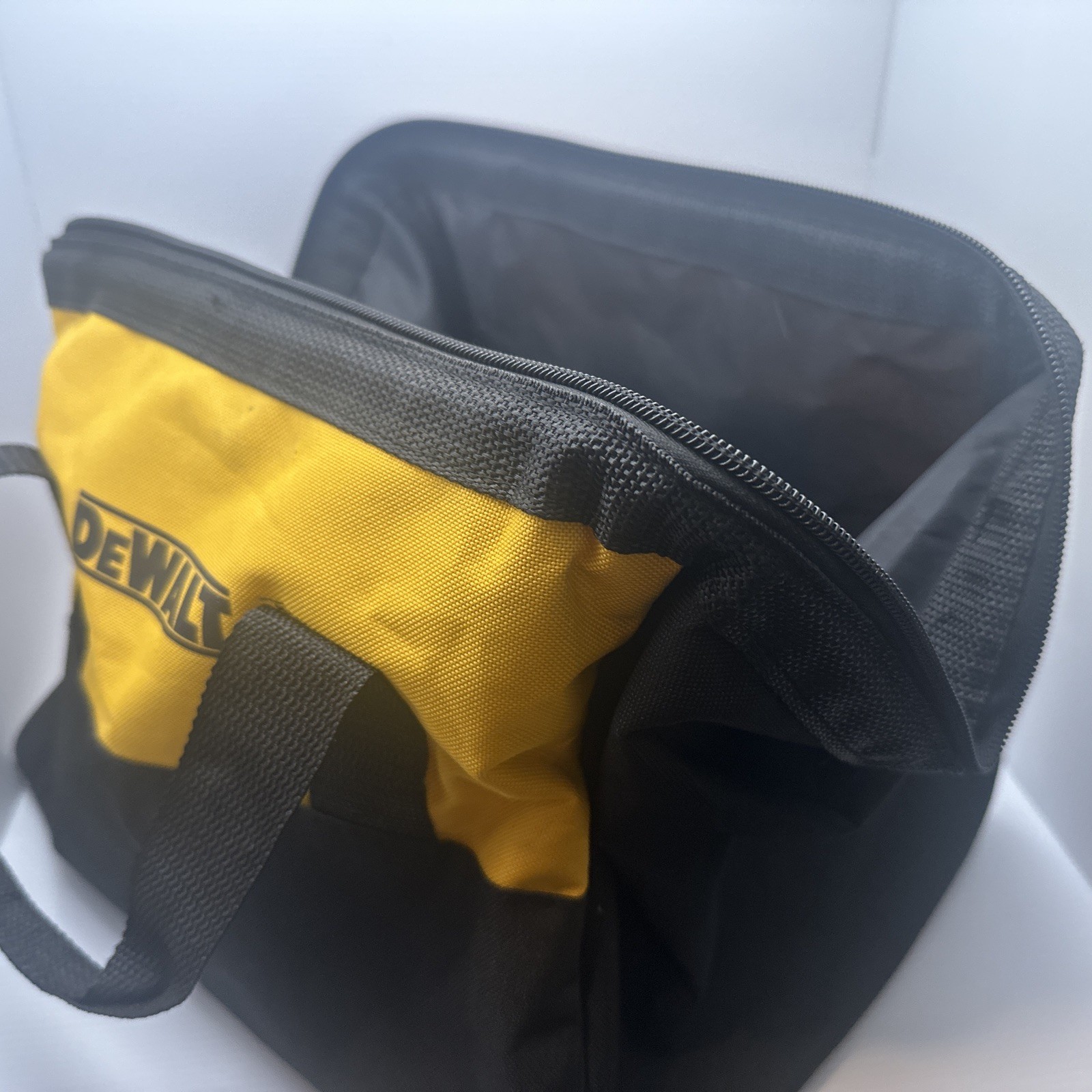 DEWALT 629053-00 15″ Medium Heavy Duty Contractor Tool Bag 15″x9″x10″ – NEW