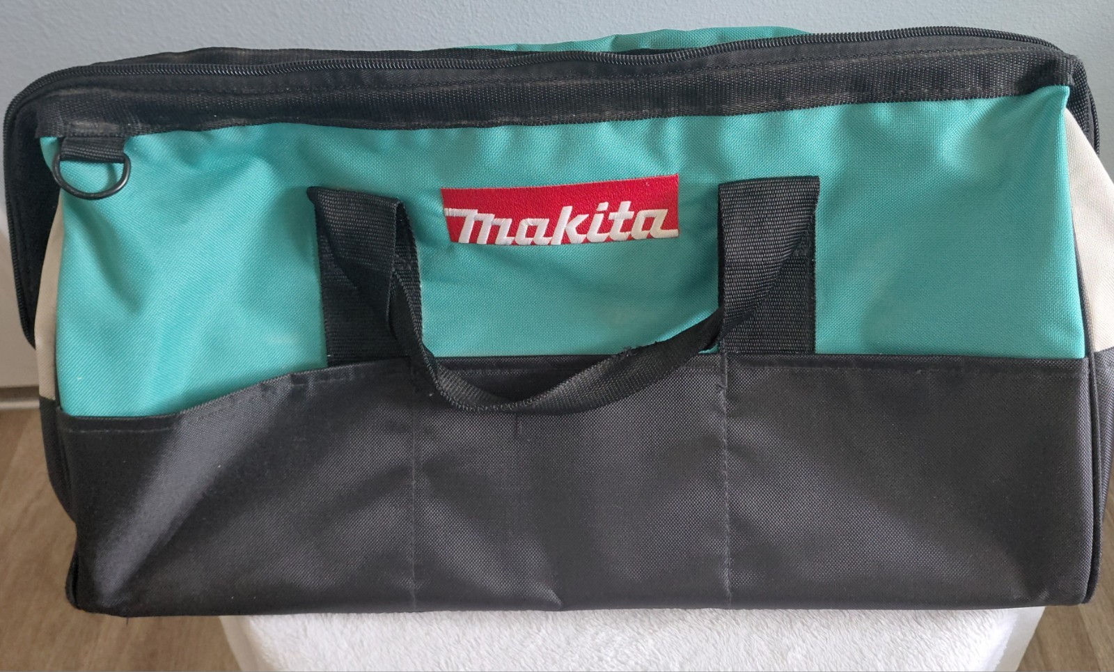 Heavy Duty Makita # 831303-9 -20″ Large Contractor Tool Bag. Clean!
