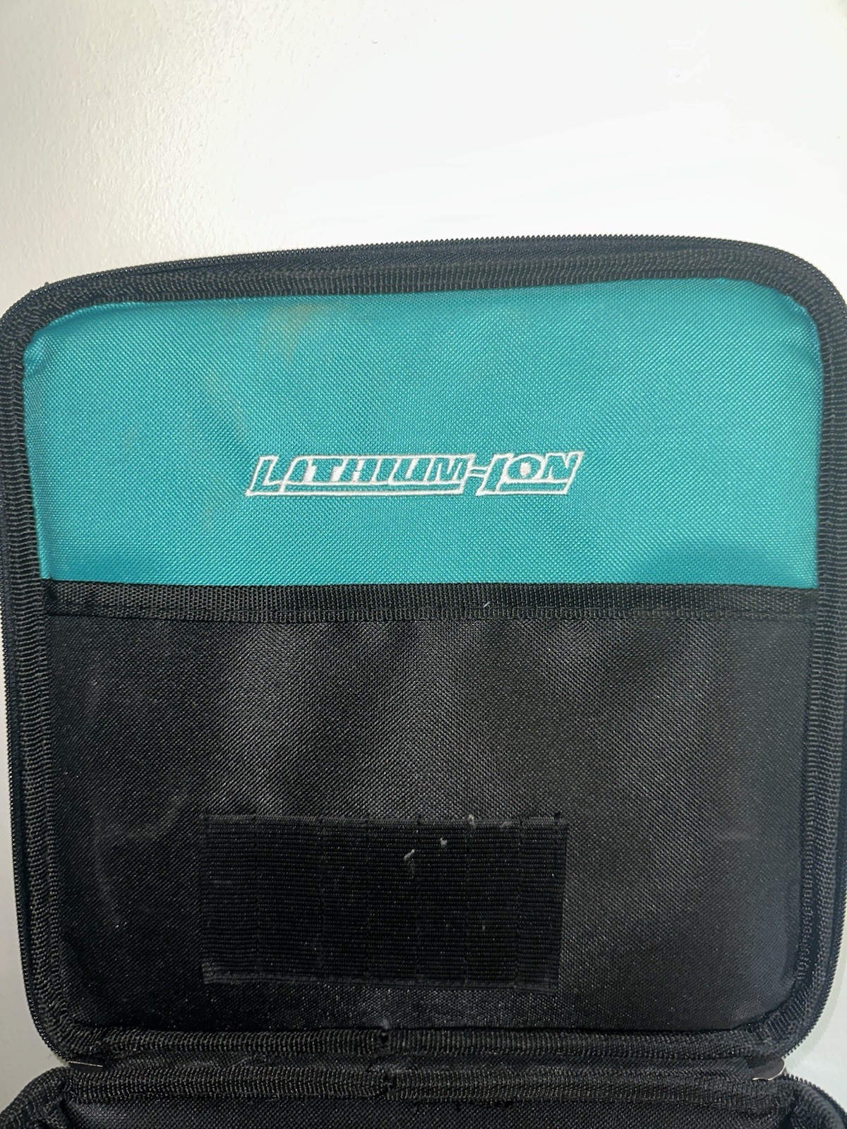 Makita 10″ Square Lithium-Ion Storage/Carry bag with Shoulder Strap and Dividers