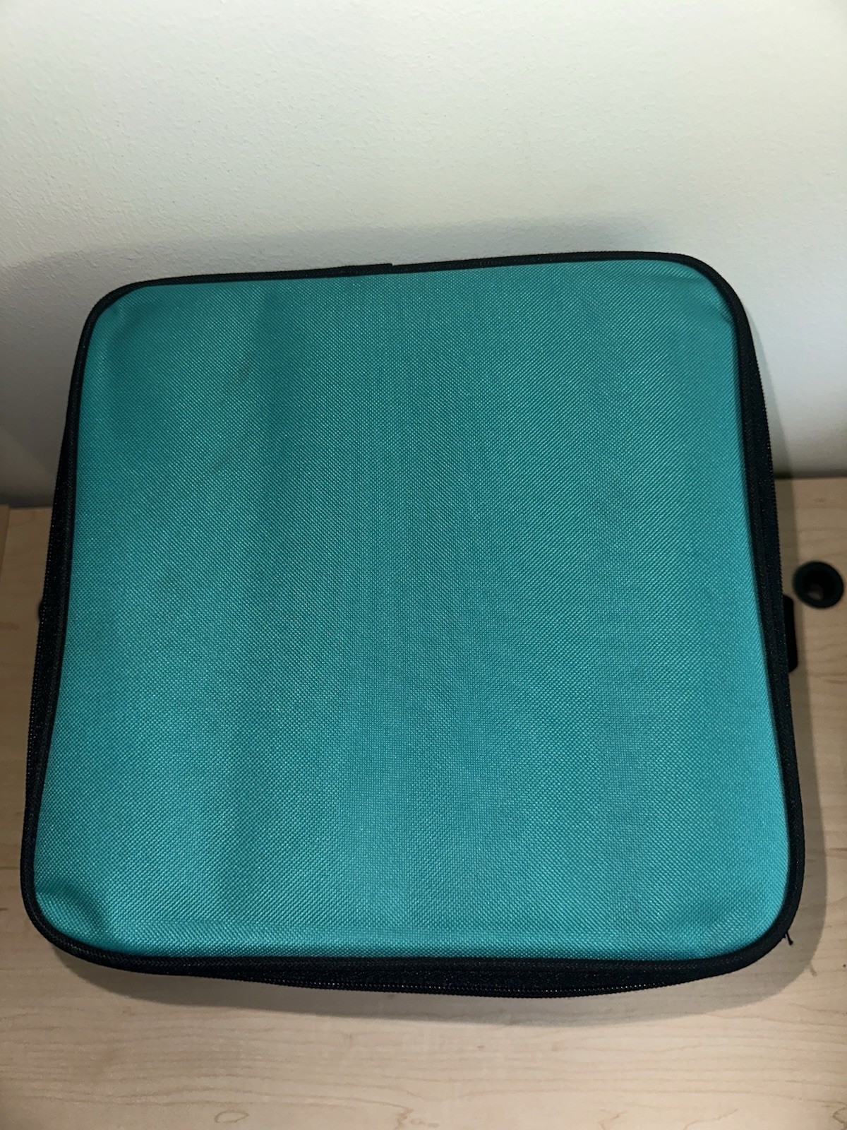 Makita 10″ Square Lithium-Ion Storage/Carry bag with Shoulder Strap and Dividers
