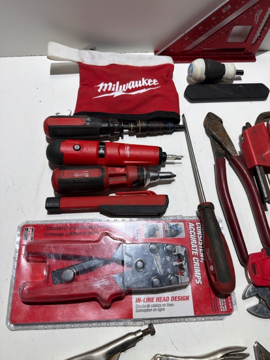 MILWAUKEE 48-22-8316 15″ STRUCTURED TOOL BAG WITH TOOLS (P32013049)