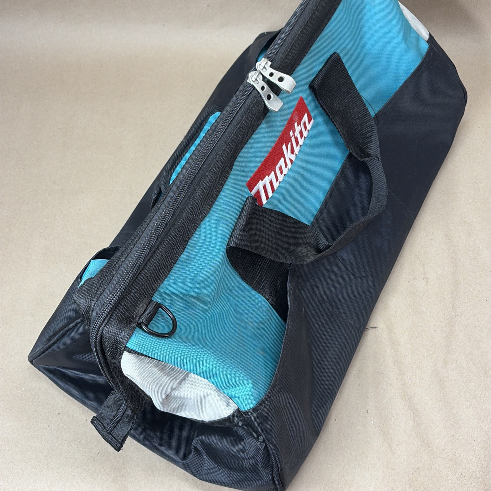 MAKITA 831271-6 21″x 12”x 11” Large Contractor Tool Bag w/ 10 Total Pockets
