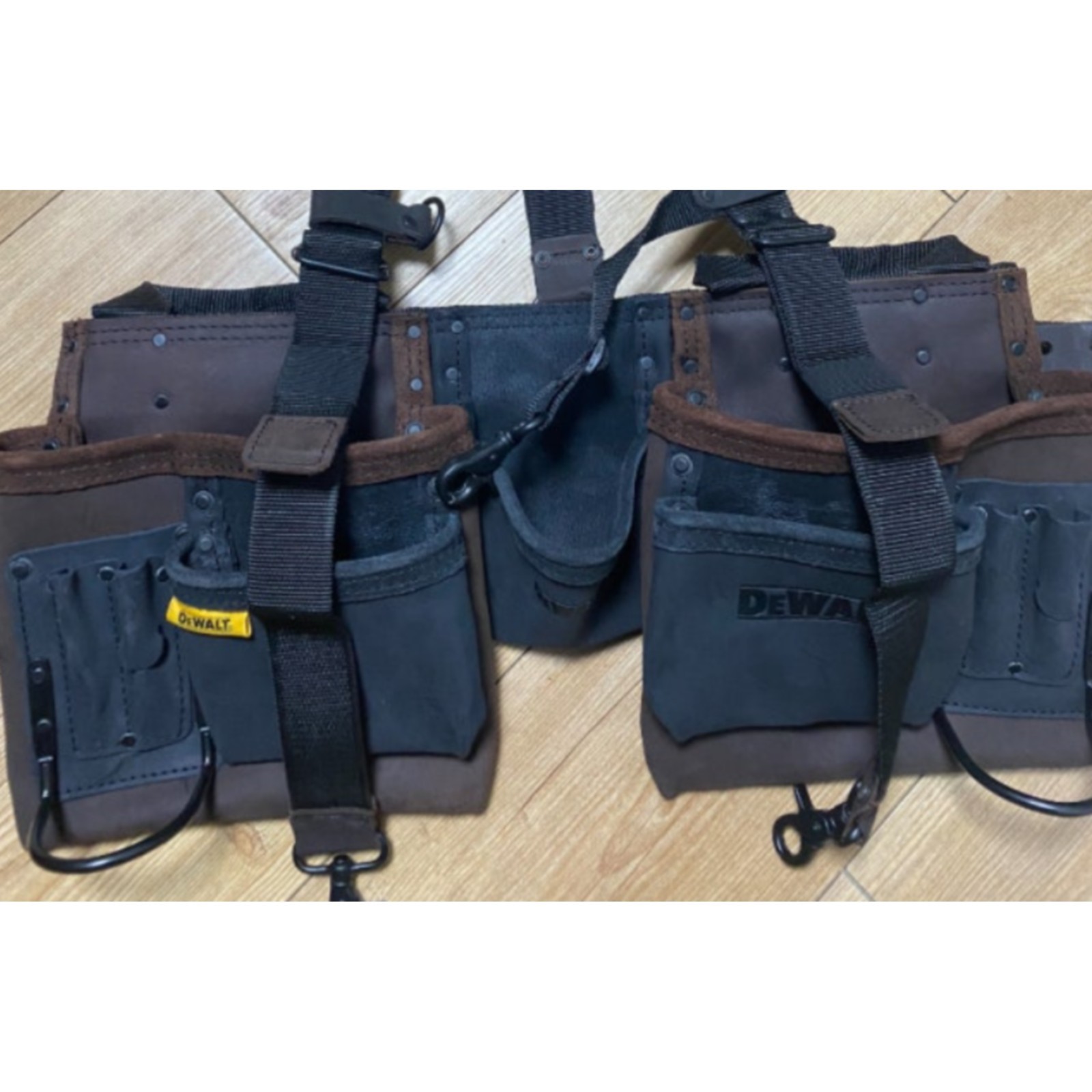 DEWALT DWST550112 11-Pocket Nubuck Leather Tool Pouch Work Belt Set