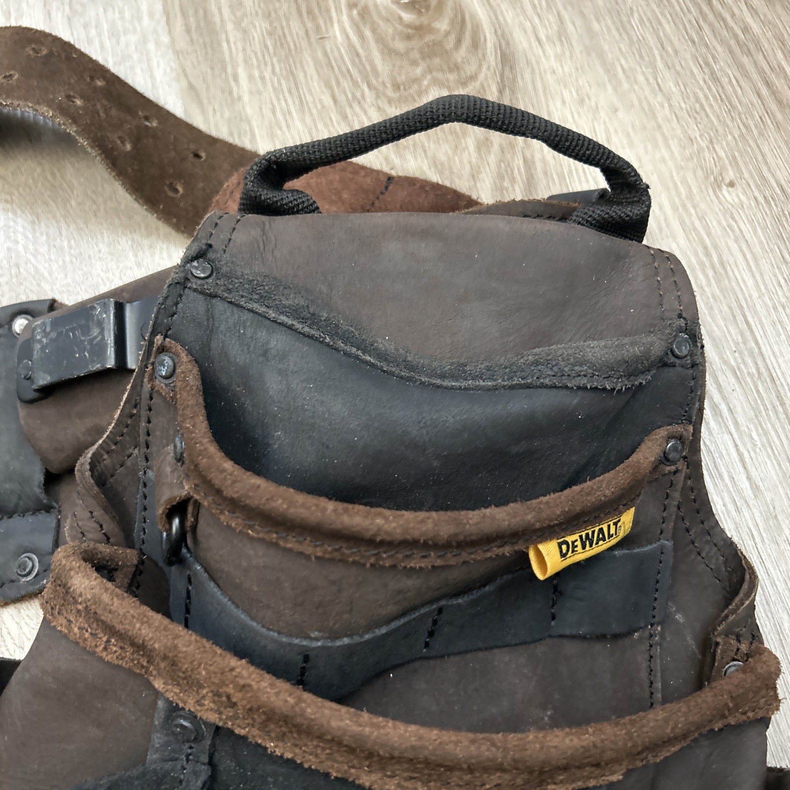 DeWalt Leather Tool Rig Belt Heavy Duty Multiple Pockets Adjustable DWST550113