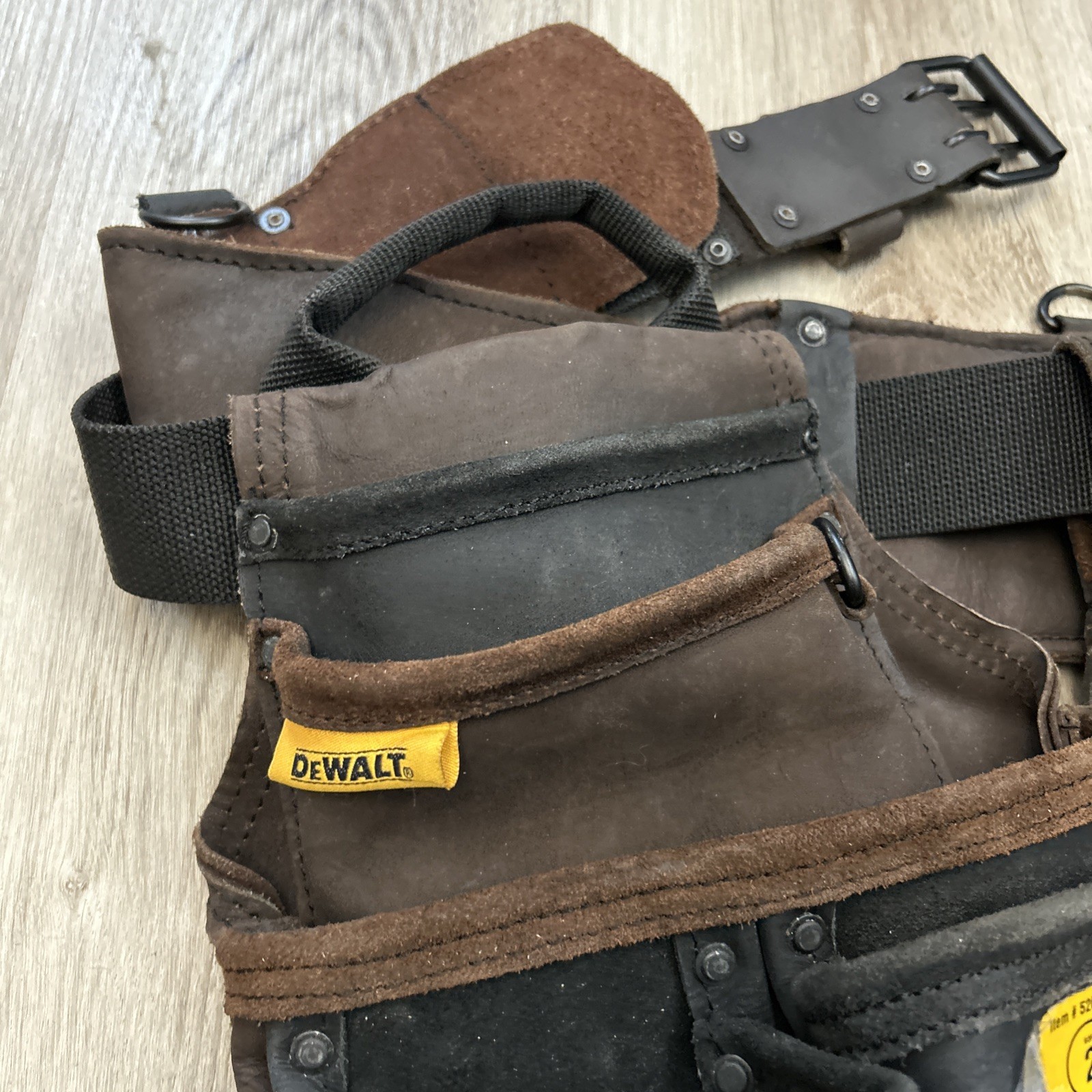 DeWalt Leather Tool Rig Belt Heavy Duty Multiple Pockets Adjustable DWST550113