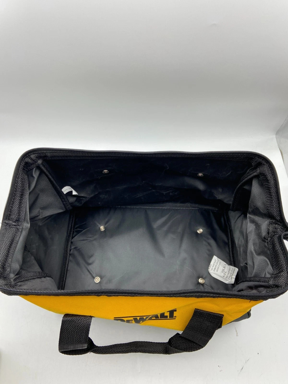 New Dewalt 15-Inch by 10-Inch Tool Bag With Runners (N772413)