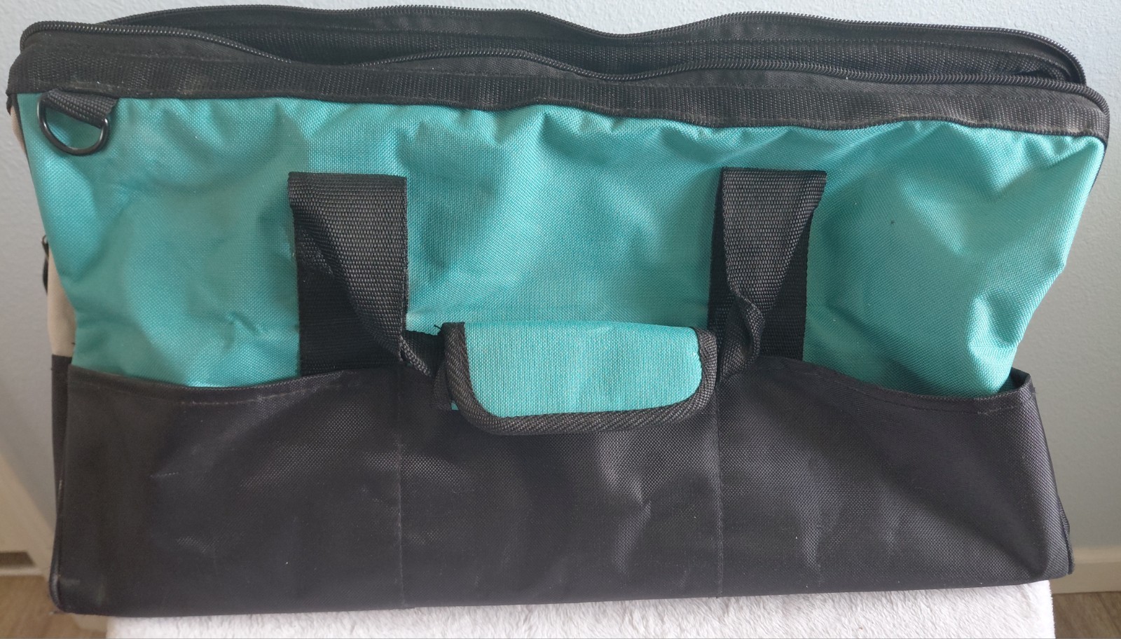 Heavy Duty Makita # 831303-9 -20″ Large Contractor Tool Bag. Clean!