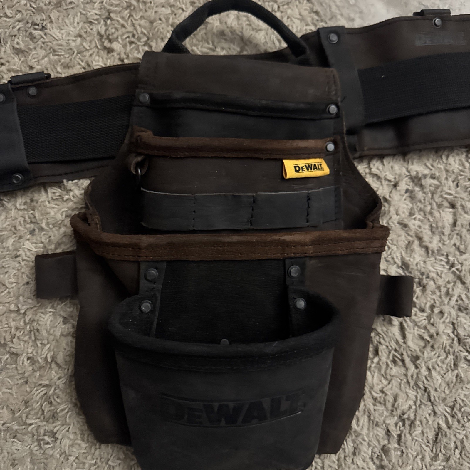 DeWalt DWST550113 Leather Tool Rig Apron 18-Pockets