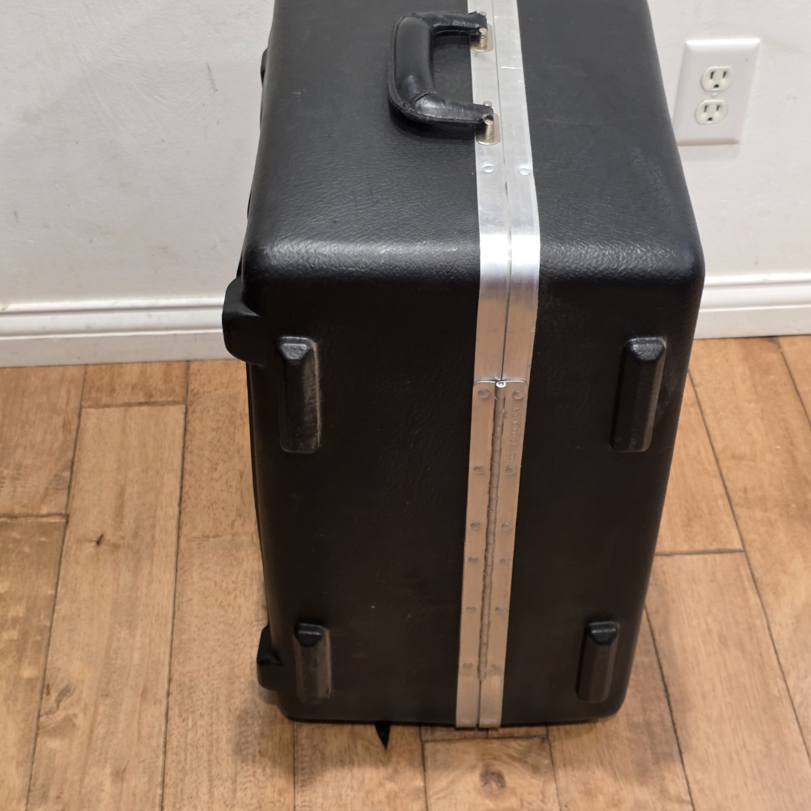 Heavy Duty Chicago Case Company Black Travel Case 21″x17″x13″ With Keys