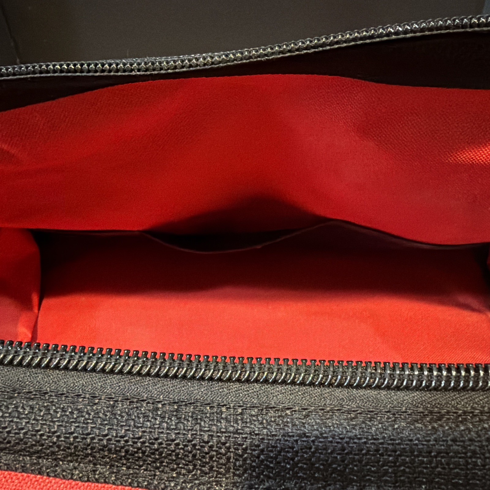 MILWAUKEE 50-55-3550 SOFT SIDE CONTRACTOR BAG, 16″ X 9.5″ X 11″ – RED