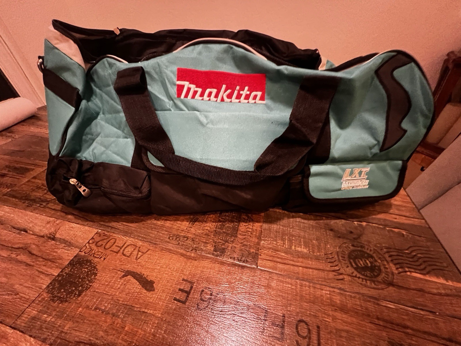 Large Makita Tool Bag/ Case 26″ Heavy Duty Canvas 831269-3 Wheels Handle 18 Volt