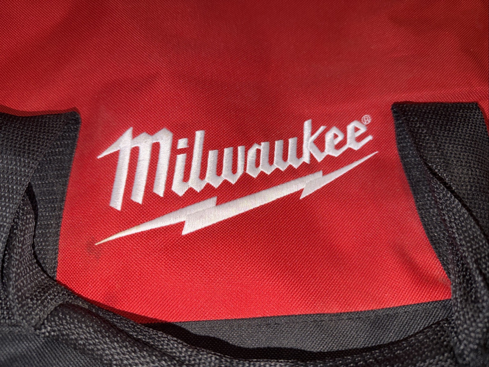 MILWAUKEE 50-55-3550 SOFT SIDE CONTRACTOR BAG, 16″ X 9.5″ X 11″ – RED