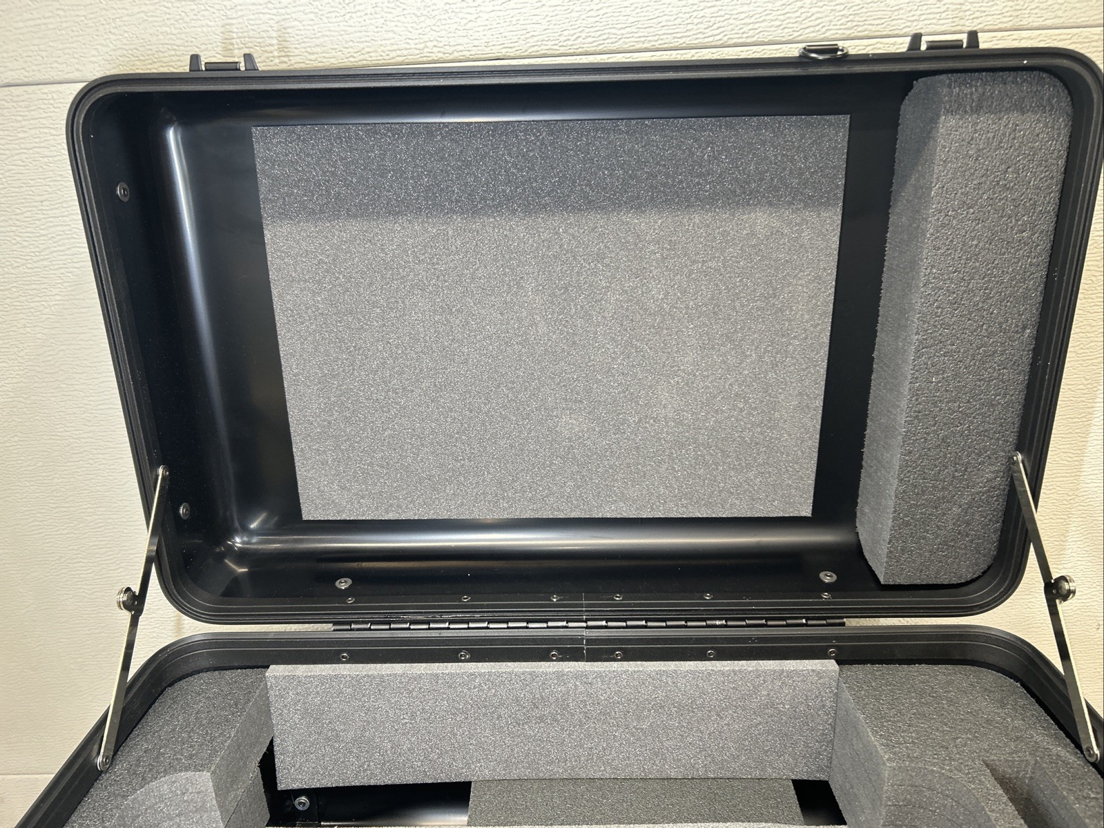 Heavy Duty Chicago Case Company Black Travel Case On Wheels-Excellent