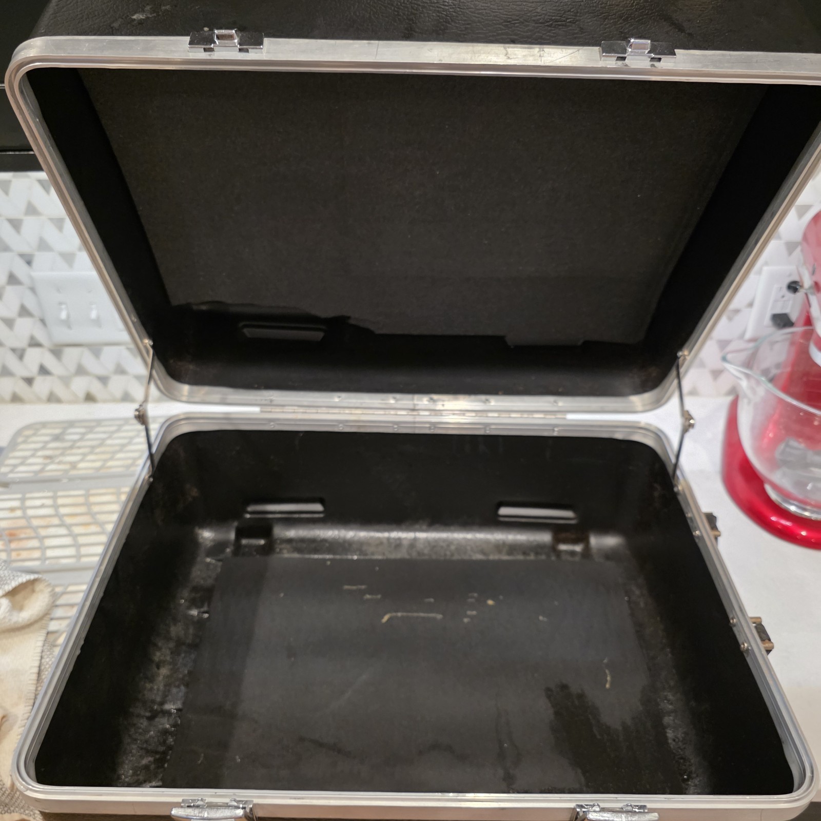 Heavy Duty Chicago Case Company Black Travel Case 21″x17″x13″ With Keys
