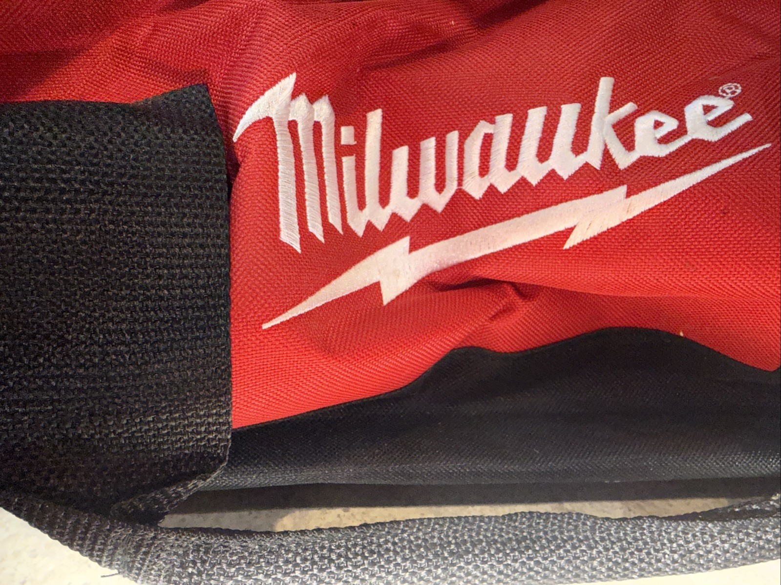MILWAUKEE 50-55-3550 SOFT SIDE CONTRACTOR BAG, 16″ X 9.5″ X 11″ – RED