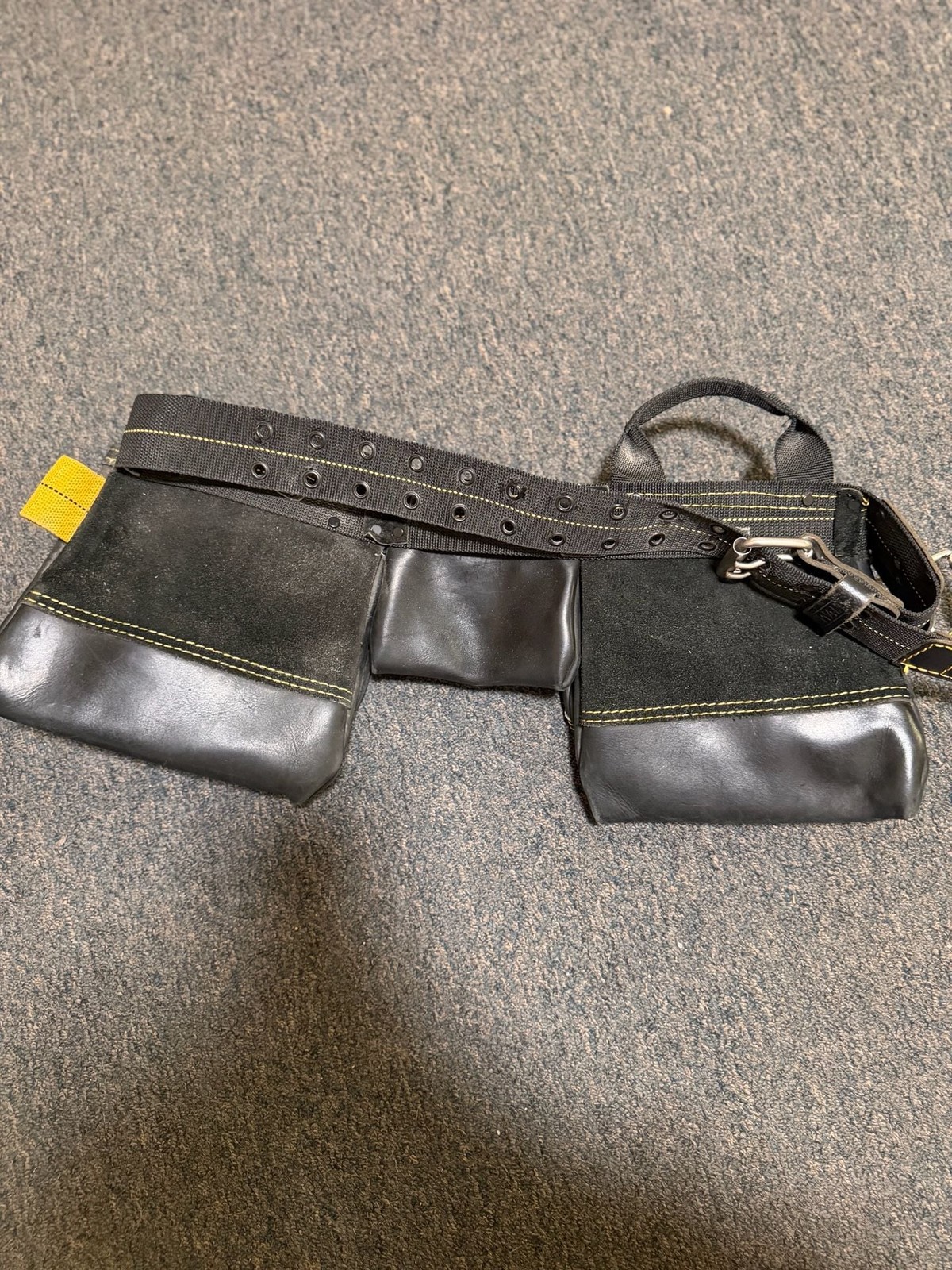 DEWALT Professional Leather Tool Rig with 18 Pockets and Double Tongue Roller Be