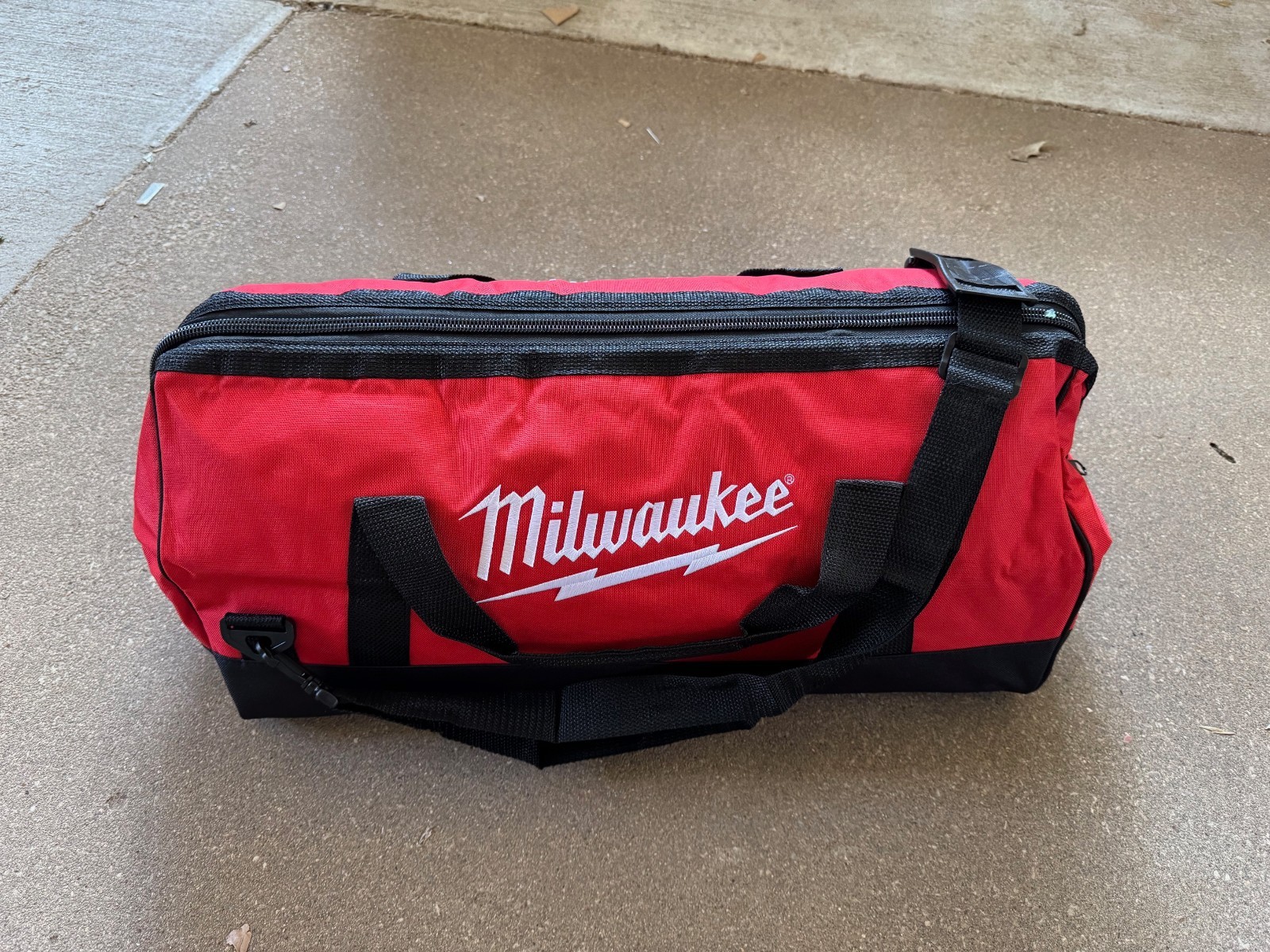 New Milwaukee M18 22” x 10″ x 10″ Heavy Duty Contractors Tool Bag (With Strap)