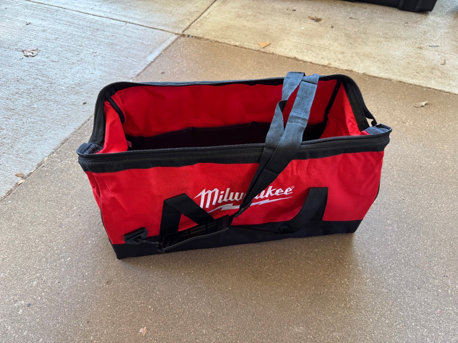 New Milwaukee M18 22” x 10″ x 10″ Heavy Duty Contractors Tool Bag (With Strap)