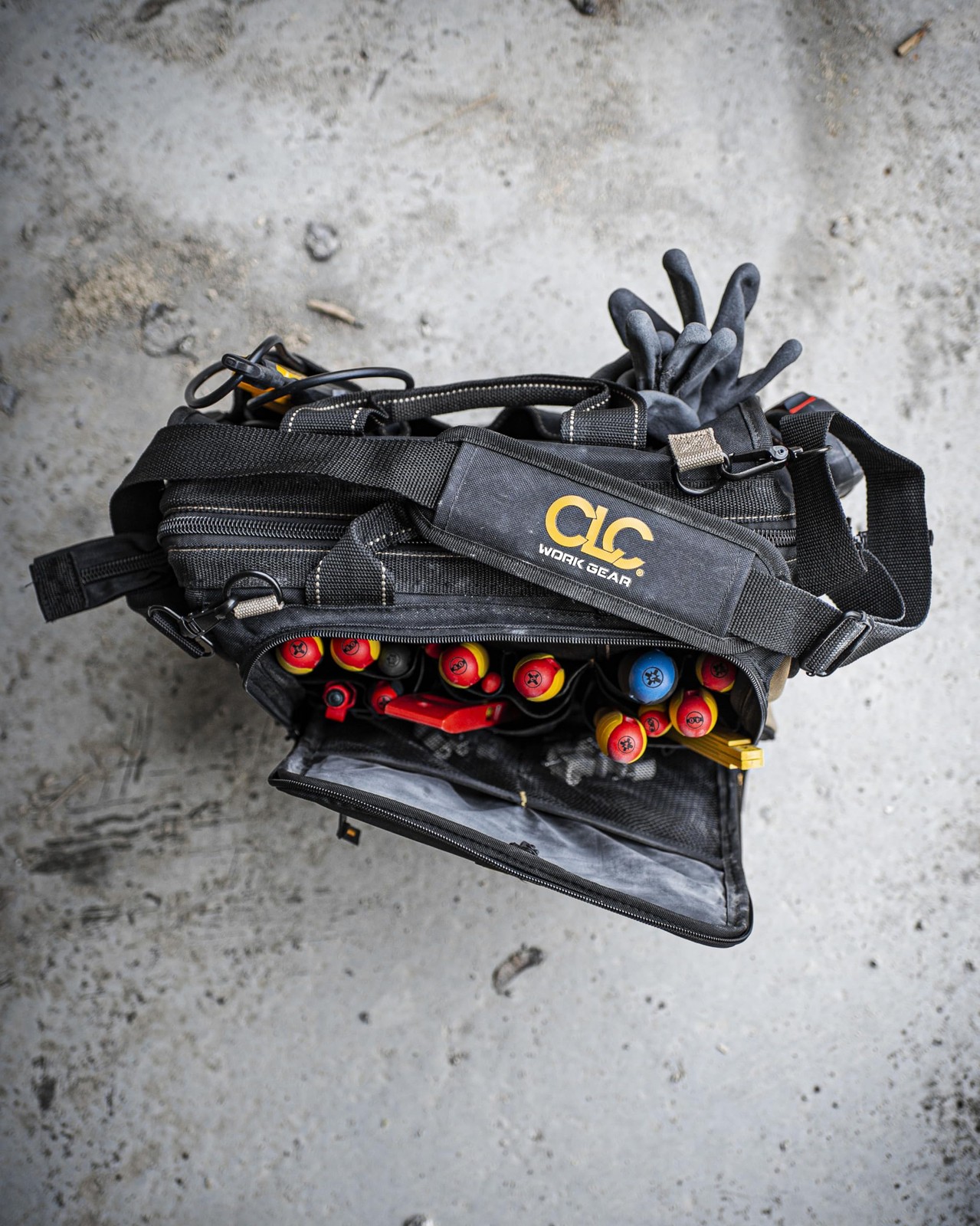 CLC Custom Leathercraft 1537 Multi-Compartment Tool Carrier, 30 Pocket, 13 In.